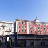 La facciata del palazzo rosso occupato tra il 2011 e il 2012
